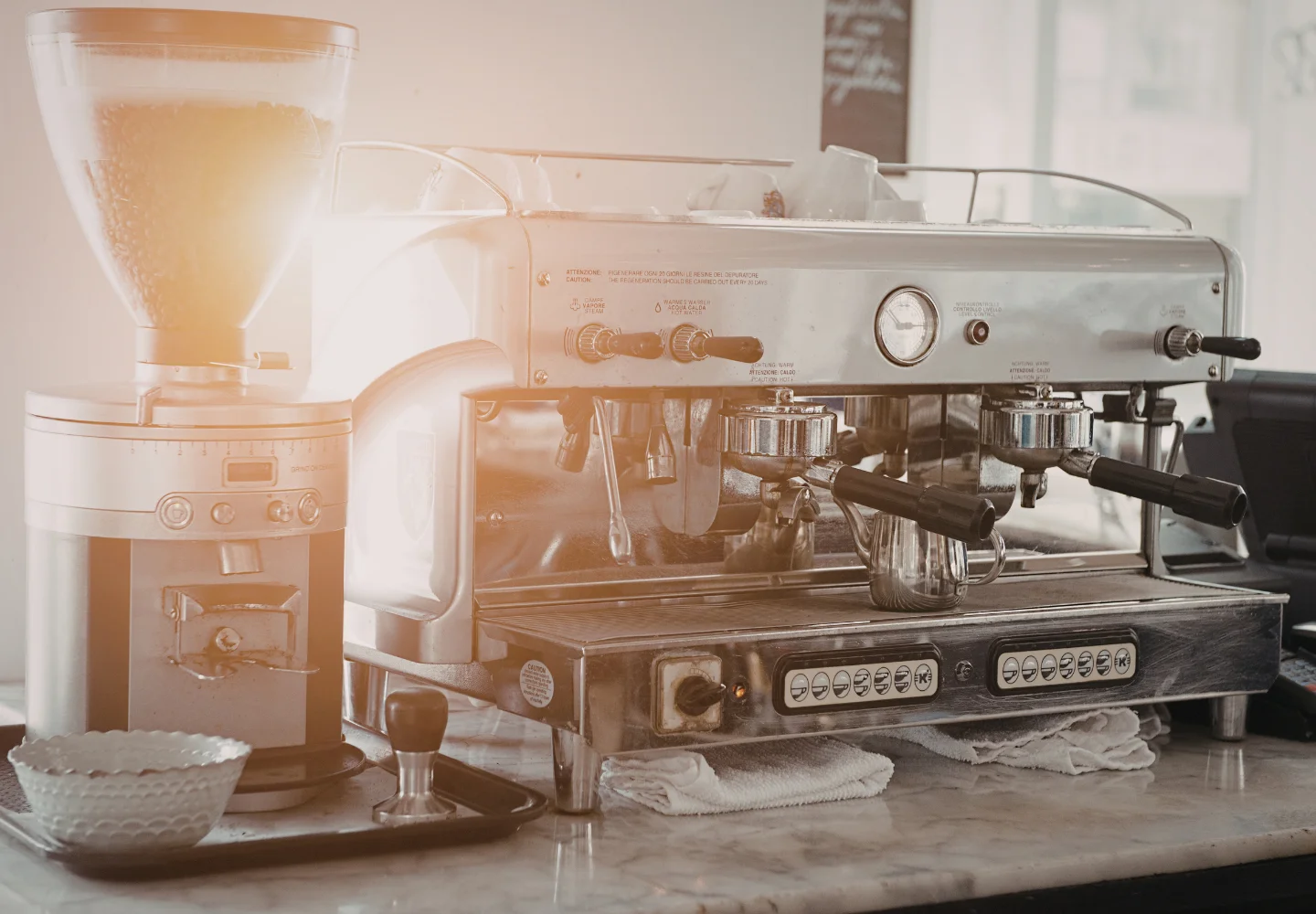 Setup & attrezzature: macchina espresso professionale e macinacaffè di qualità